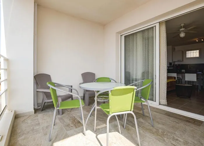 1 Bedroom Gorgeous In דירה אז'אקסיו
