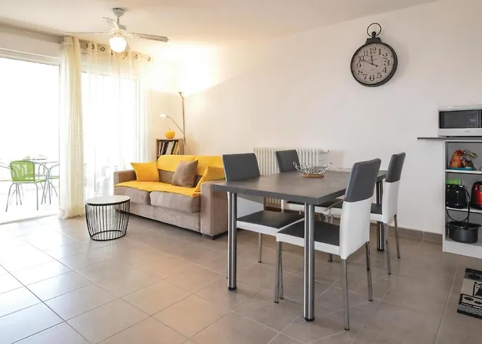 1 Bedroom Gorgeous In דירה *