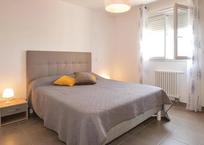 1 Bedroom Gorgeous In דירה *